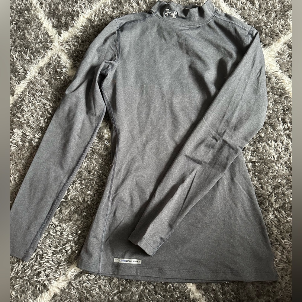 Fitted under armor long sleeve. Great for under layer use